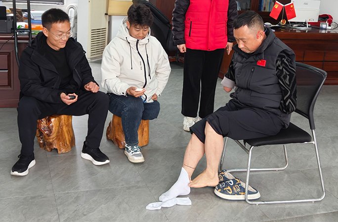 fastet-time-socks-li-demonstrating.jpg